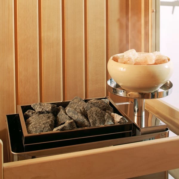 SOLE-THERME-PUR
Der Salzverdampfer für den Verdampferofen
Bei diesem System wird der Edelstahlaufsatz auf die Verdampfertasche aufgesetzt. Durch das Verdampfersystem des Saunaofens entsteht Dampf, der durch ein Edelstahlrohr in den Verdampfertopf aus Keramik steigt.