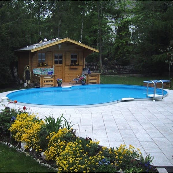 Achtformbecken Stahlwandpool auf Rasenfläche im Garten mit Gartenhäusschen