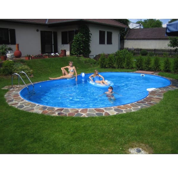 Achtformbecken Stahlwandpool auf Rasenfläche mit Familie