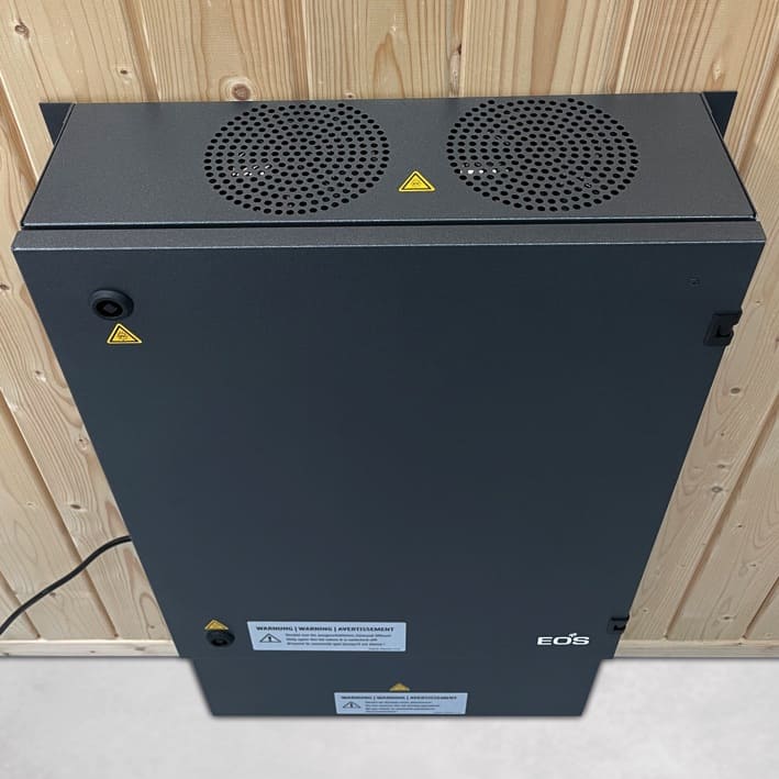 Der EOS UV-Clean reinigt die Zuluft der Sauna von verschiedensten infektiösen Belastungen ( z. B. Viren, Keimen und Bakterien, sowie anderen Aerosolen). Die Außenluft über integrierte Ventilatoren angesaugt und mittels des hochwirksamen UV-C Lichtes gereinigt, bevor die Luft in die Kabine strömt.
