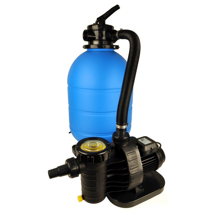 Filteranlage TM 380 AquaPlus 4 -aus robustem hochwertigem UV-beständigem Kunststoff -4-Wege-Top-Mount-Umschaltventil, inkl. -Kesselentleerung und Manometer. -Leistungsstarke, selbstansaugende Pumpe mit Vorfilter, komplett mit Kabel und Stecker. -Grundplatte für Pumpe -Vorfilter (Filtert groben Schmutz aus bevor das Wasser gereinigt wird) -Manometer (zeigt an wann die Sandfilteranlage rückgespült werden muss) -Nennspannung 230 V.