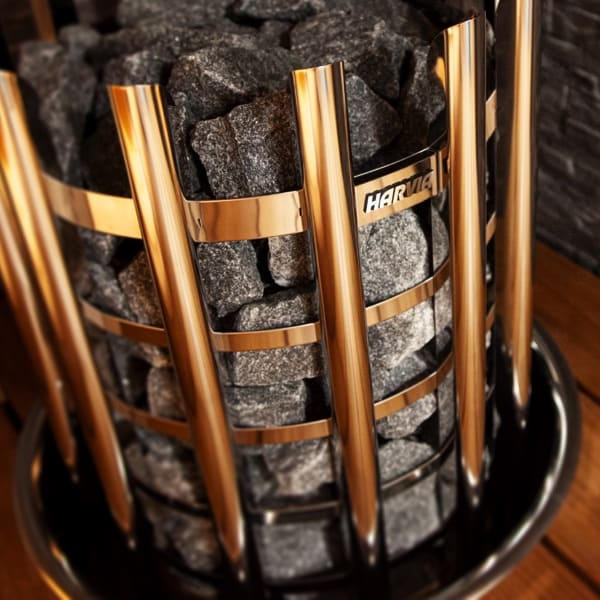 Die Glow-Saunaöfen bieten neben ihrer außergewöhnlichen Ästhetik auch ein wohliges Saunaerlebnis. Die große Steinmenge macht sanfte und starke Aufgüsse möglich. Durch den Außenmantel des Saunaofens ist die Steinoberfläche gut sichtbar, und die Schärfe der Aufgüsse kann man durch das Werfen des Wassers entweder direkt auf die Steinsäule oder an die Seite des Ofens regulieren. Die Höhe des Säulenofens ermöglicht eine optisch wirkungsvolle Integration in die Bank.