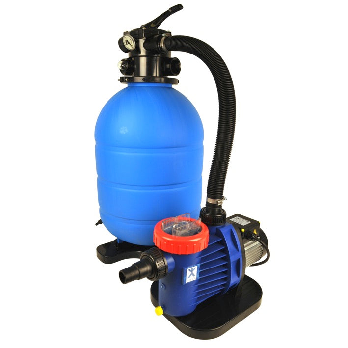 Sandfilteranlage komplett mit sehr robustem Filterbehälter aus hochwertigem UV-beständigem Kunststoff und Praher 6-Wege-Top-Mount-Umschaltventil, inkl. Kesselentleerung und Manometer. Leistungsstarke, selbstansaugende Pumpe mit Vorfilter, kpl. mit Kabel und Stecker. Die Lieferung erfolgt komplett mit Filterpalette. Nennspannung 230 V. Mit Anschlusstülle für Schlauchanschluss 32/38mm, Druckseite 1½" IG. Alle Filteranlagen mit i-Plus Pumpe sind zusätzlich mit einem Ein- und Ausschalter ausgestattet.