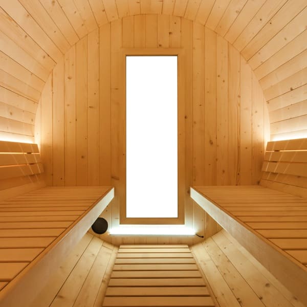 Hochwertiges Saunafass Kuusi von sentiotec in drei verschiedenen Größen und Varianten. De Rückseite kann ohne Fenster, mit kleinem oder mit großem Fenster gewählt werden.