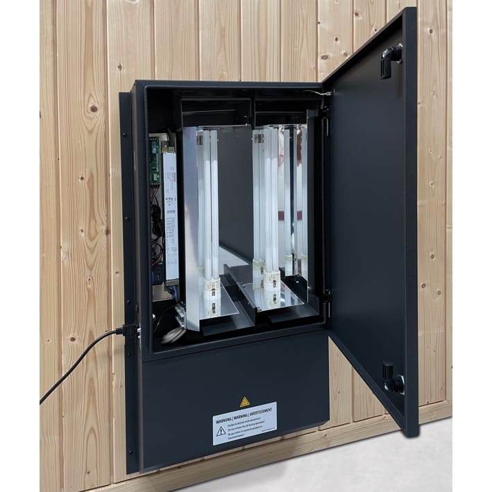 Der EOS UV-Clean reinigt die Zuluft der Sauna von verschiedensten infektiösen Belastungen ( z. B. Viren, Keimen und Bakterien, sowie anderen Aerosolen).  Die Außenluft über integrierte Ventilatoren angesaugt und mittels des hochwirksamen UV-C Lichtes gereinigt, bevor die Luft in die Kabine strömt. 