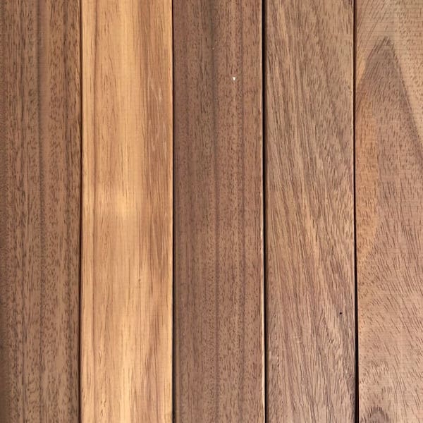 Dunkles Holz für die Saunabänke, thermisch behandelt. Abachi ist das klassische Holz für die Sauna- Innenaustattung. Dank seiner geringen Wärmeleitfähigkeit eignet es sich optimal für: Saunabänke, Rückenlehnen, Sauna Bodenrost etc