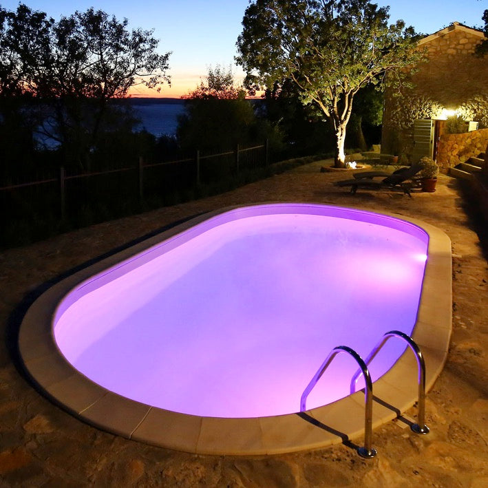 Mit einem oder auch mehr farbigen LED können Sie Ihren Pool bei Dämmerung und Nacht in einem ganz anderen Licht leuchten lassen. z.B. in einem schönen violett Ton